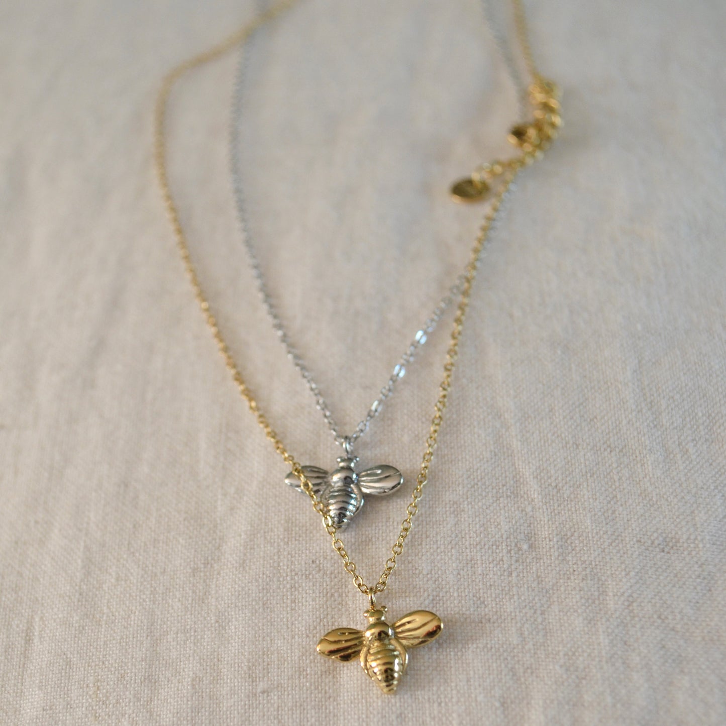Collar Bee